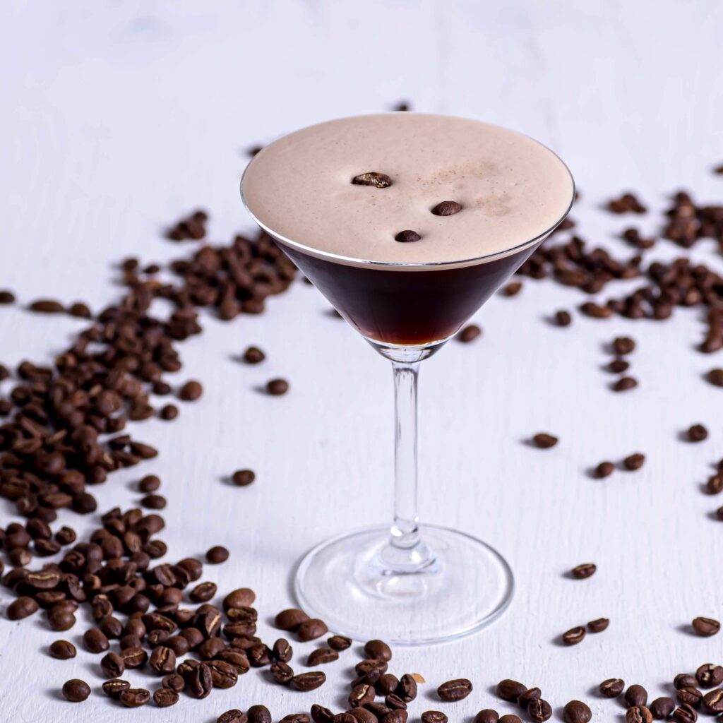 Ein Espresso Martini mit Espresso, Kaffee-Likör und Wodka.