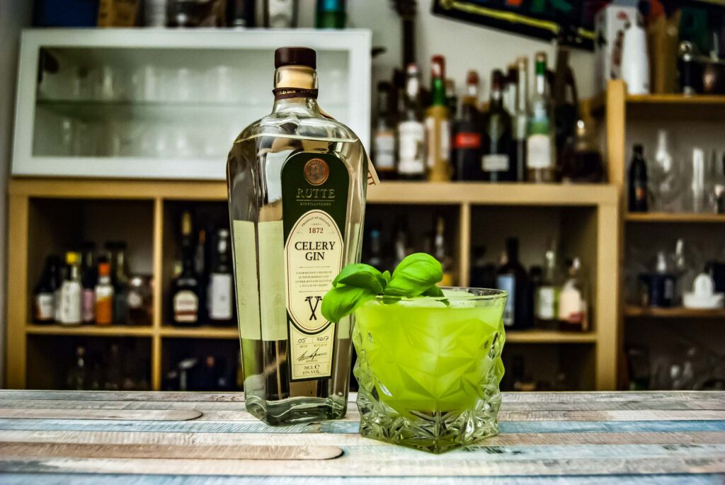 Der Gin Basil Smash mit Rutte Celery Gin - in seiner Heimat, dem Le Lion - wird er dergestalt als Celery Basil Smash serviert.