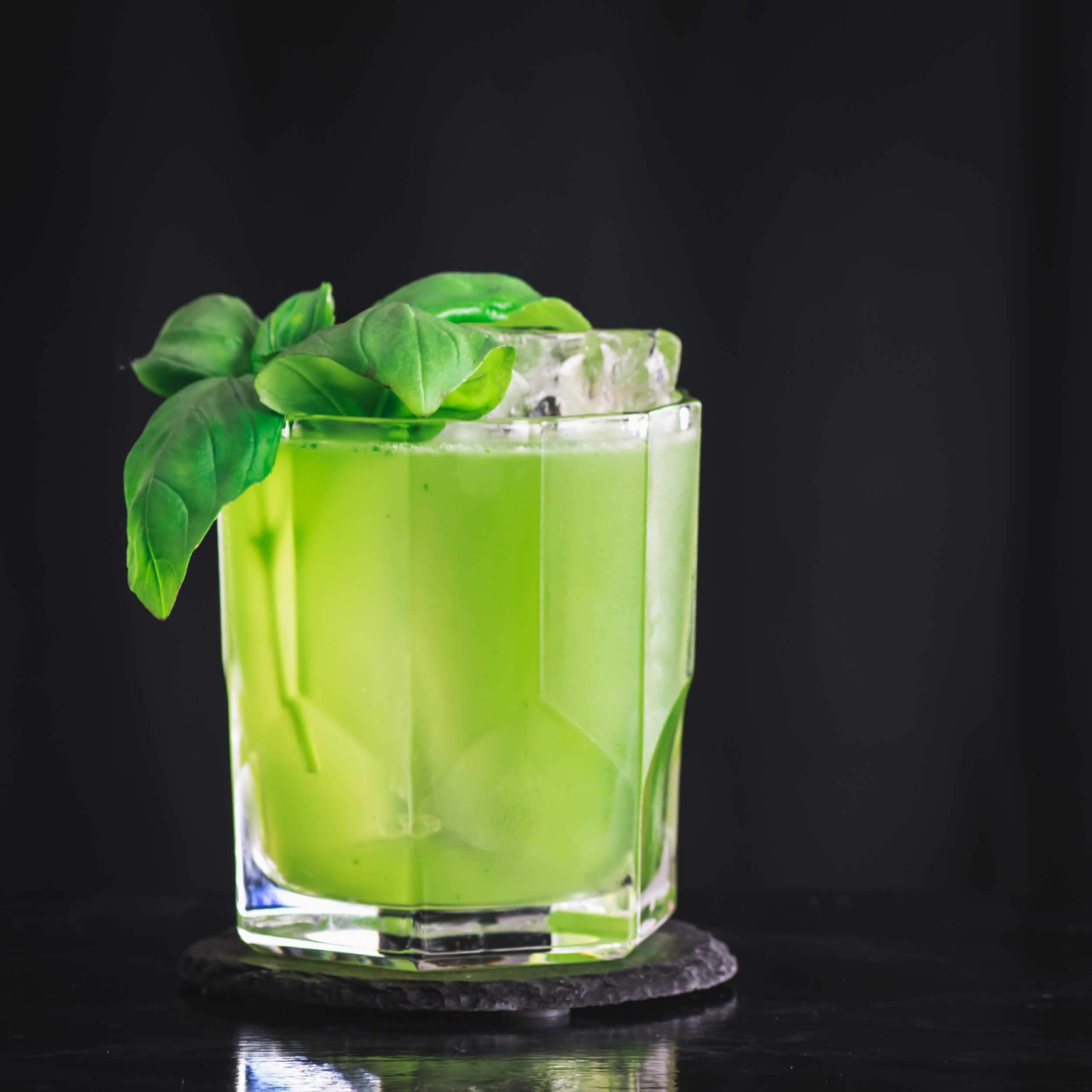 Ein Gin Basil Smash aus Basilikum, Gin und Zuckersirup.