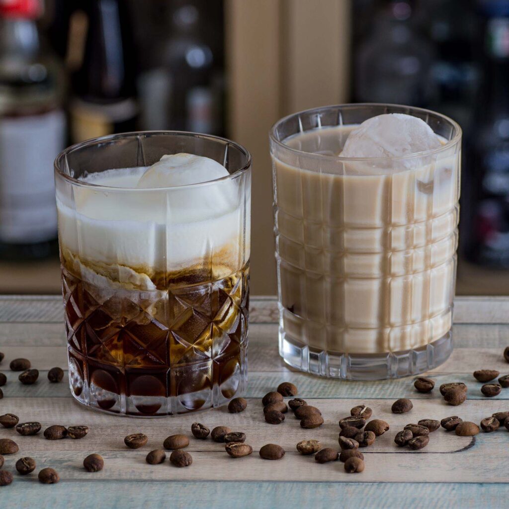 White Russian, links mit leicht angeschlagener Sahne, rechts mit Milch.