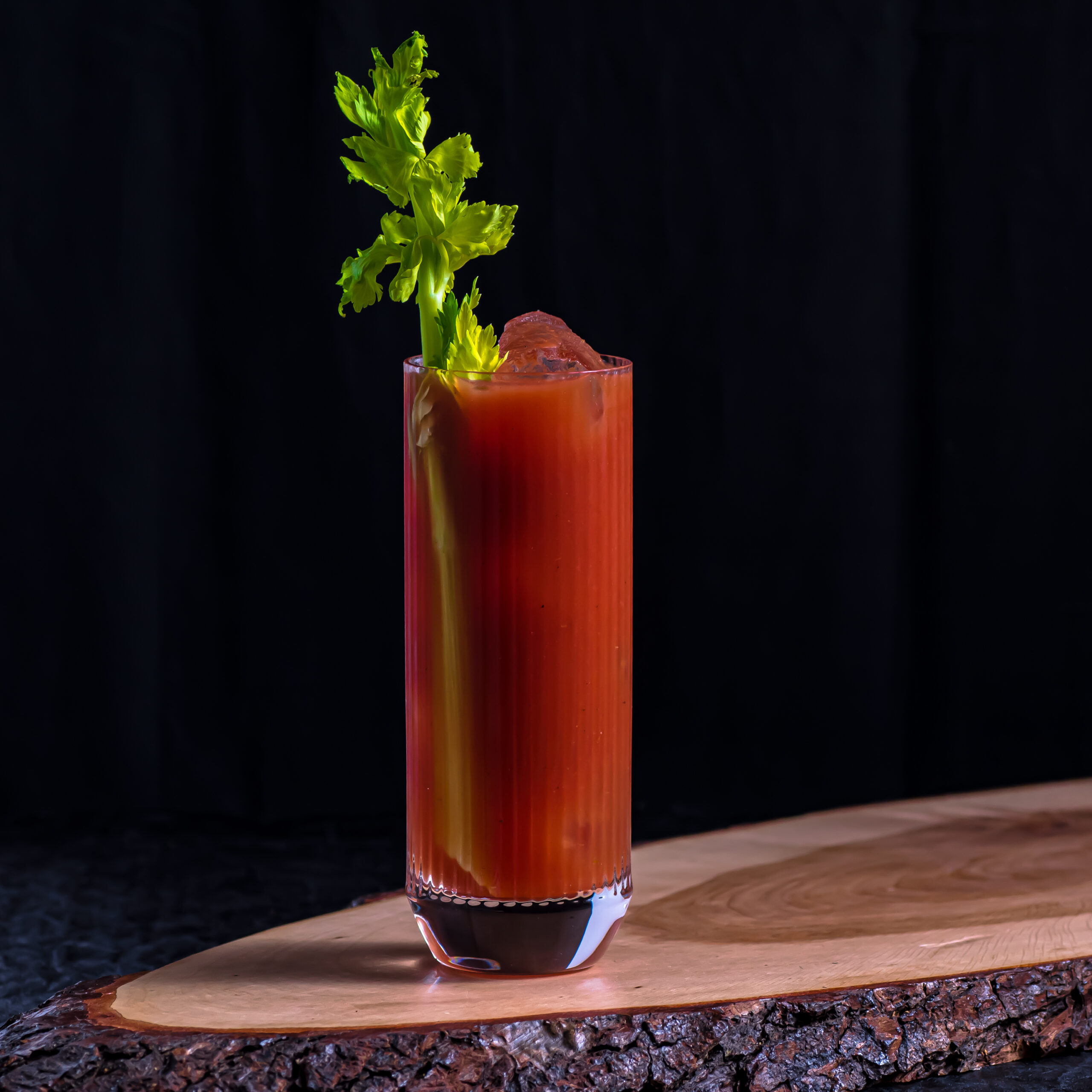 Eine Bloody Mary mit Wodka, Tomatensaft, Tabasco, Worcestershiresauce und Zitronensaft.