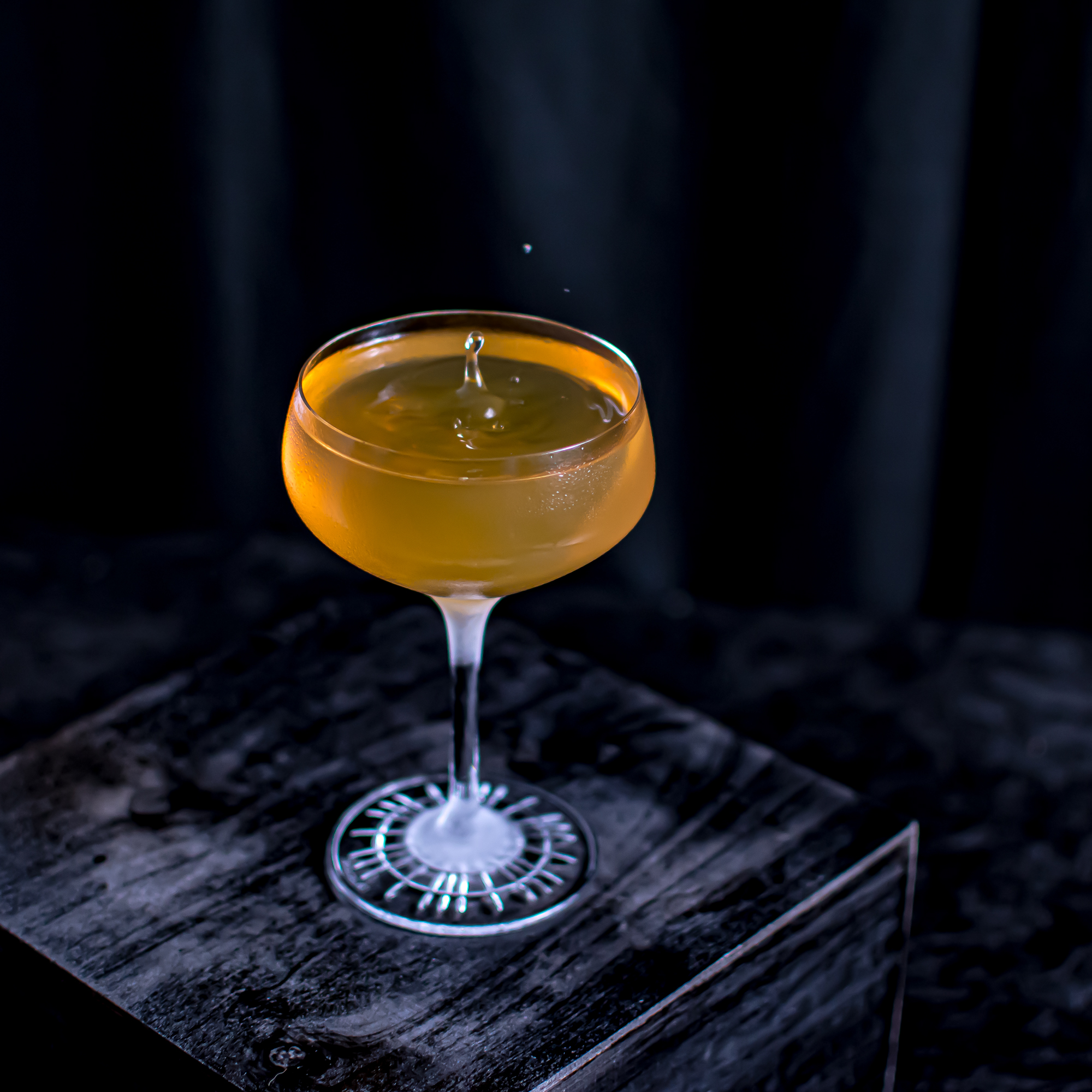 Der Burnt Fuselage Cocktail mit Weinbrand, Triple Sec und trockenem Wermut.