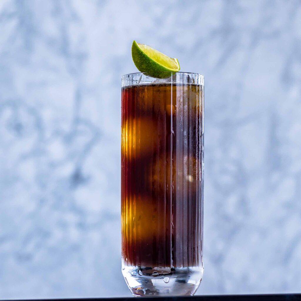 Ein Cuba Libre mit Rum, Cola, Limette.