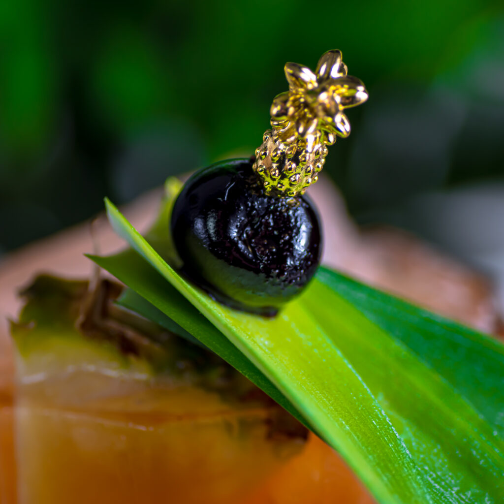 Wertet die Jungle Bird-Deko noch ein bisschen auf - sexy Cocktail-Spieße.