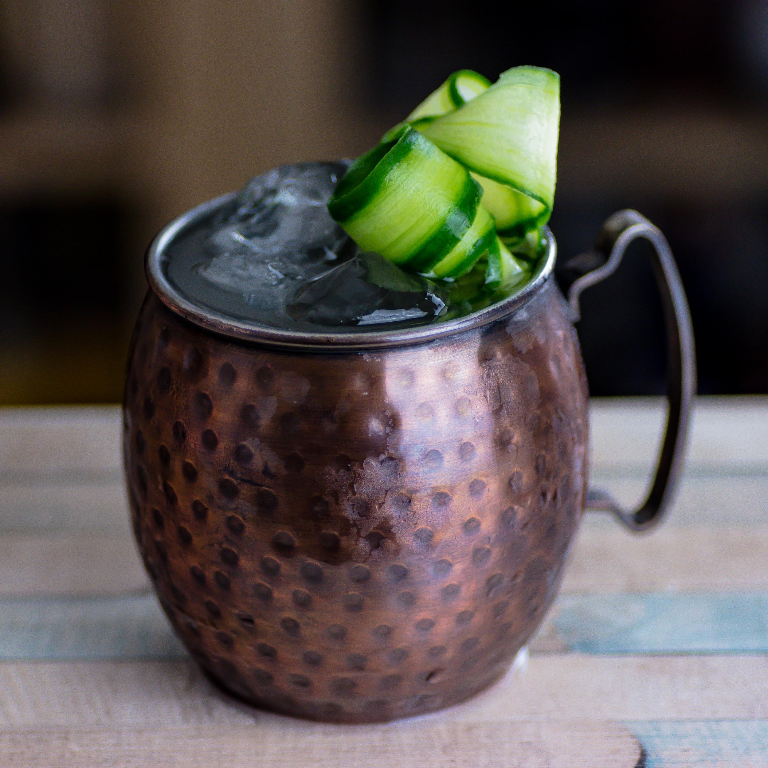 Der Munich Mule Cocktail aus Gurke, Gin und Ginger Beer.