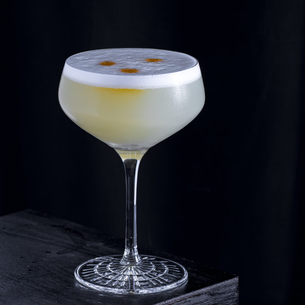 Ein Pisco Sour mit Pisco, Limette, Zuckersirup, Eiweiß.