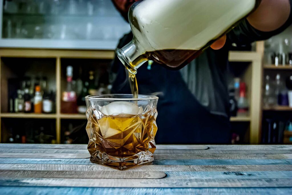 Ein Old Fashioned Cocktail, geräuchert in der Flasche.