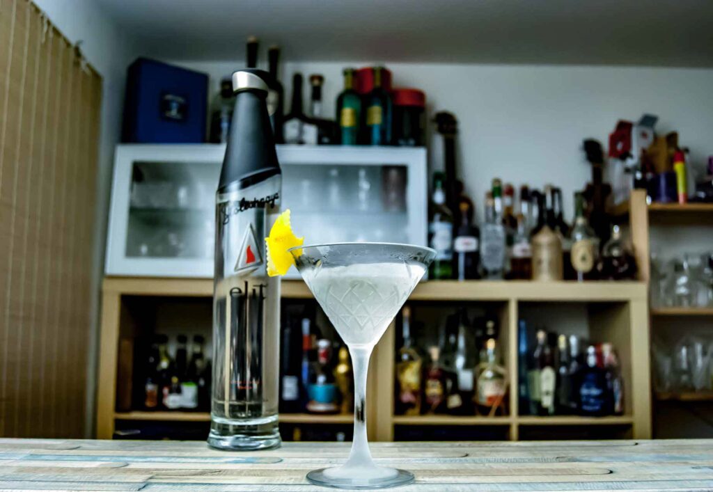 Der Stoli elit funktioniert hervorragend mit salzigen Garnituren, schmeckt aber auch top in eher frisch garnierten Martinis.