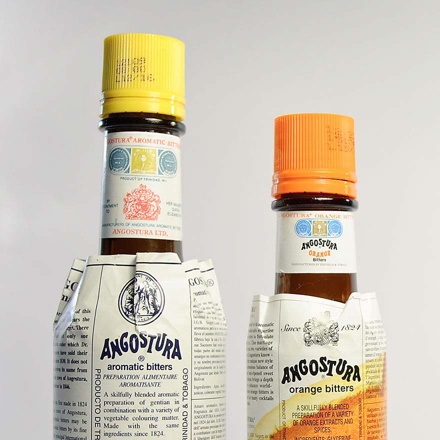 Angostura Bitters und Angostura Orange Bitters - das zu große Etikett ist das Markenzeichen des Unternehmens aus Trinidad.