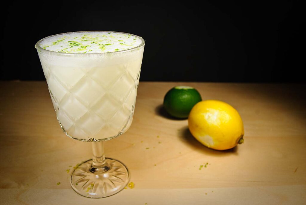 Den Ramos Gin Fizz mit mit Schalenraspeln zu garnieren, das sieht gut aus und funktioniert auch aromatisch gut.