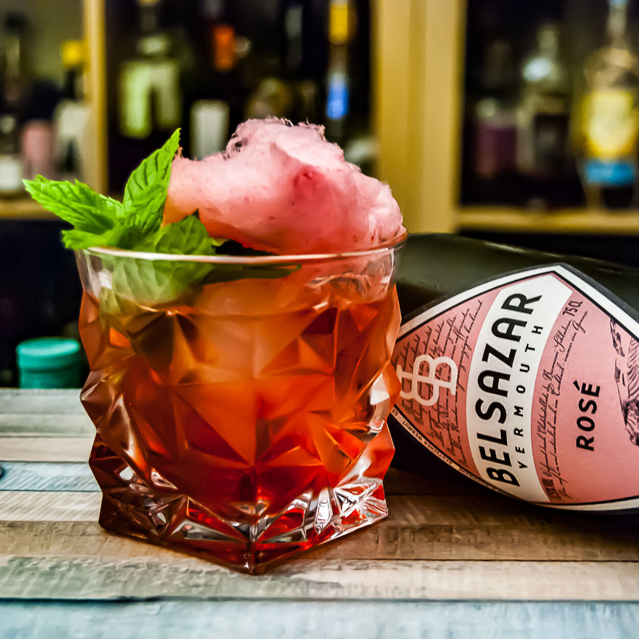 Belsazar Rose in einem Fairytale Negroni mit Zuckerwatte, Minze, Pampelle und Gin.