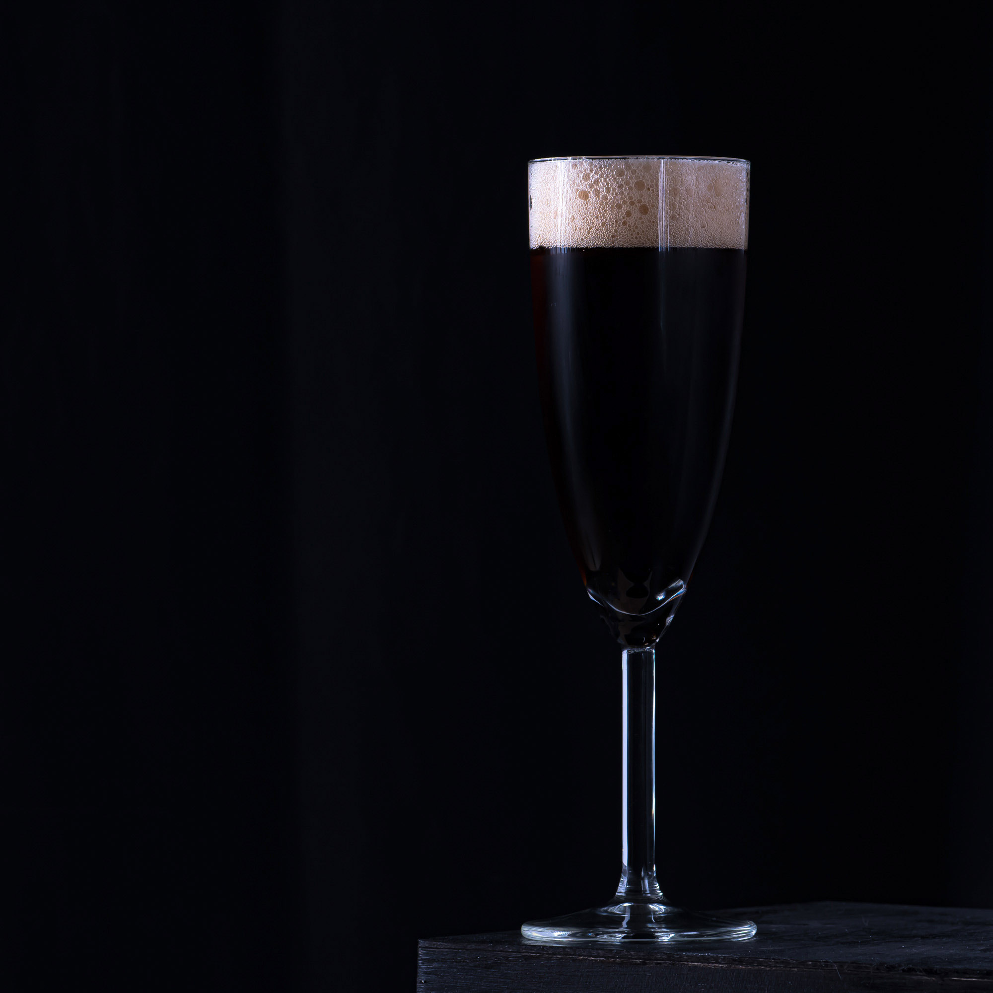 Ein Black Velvet Cocktail aus Bier und Schaumwein.