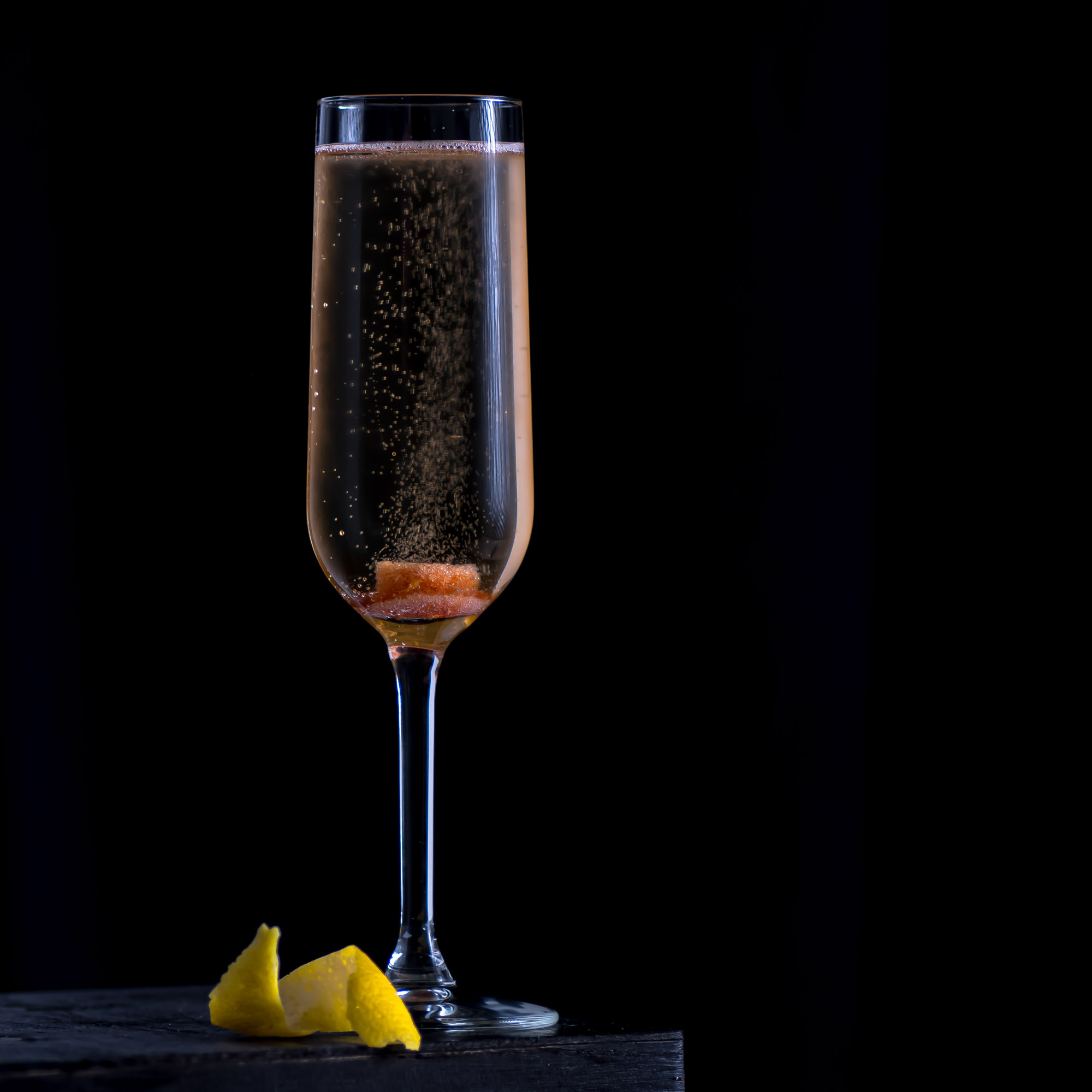 Ein Champagne Cocktail mit Schaumwein, Bitters & Zucker.