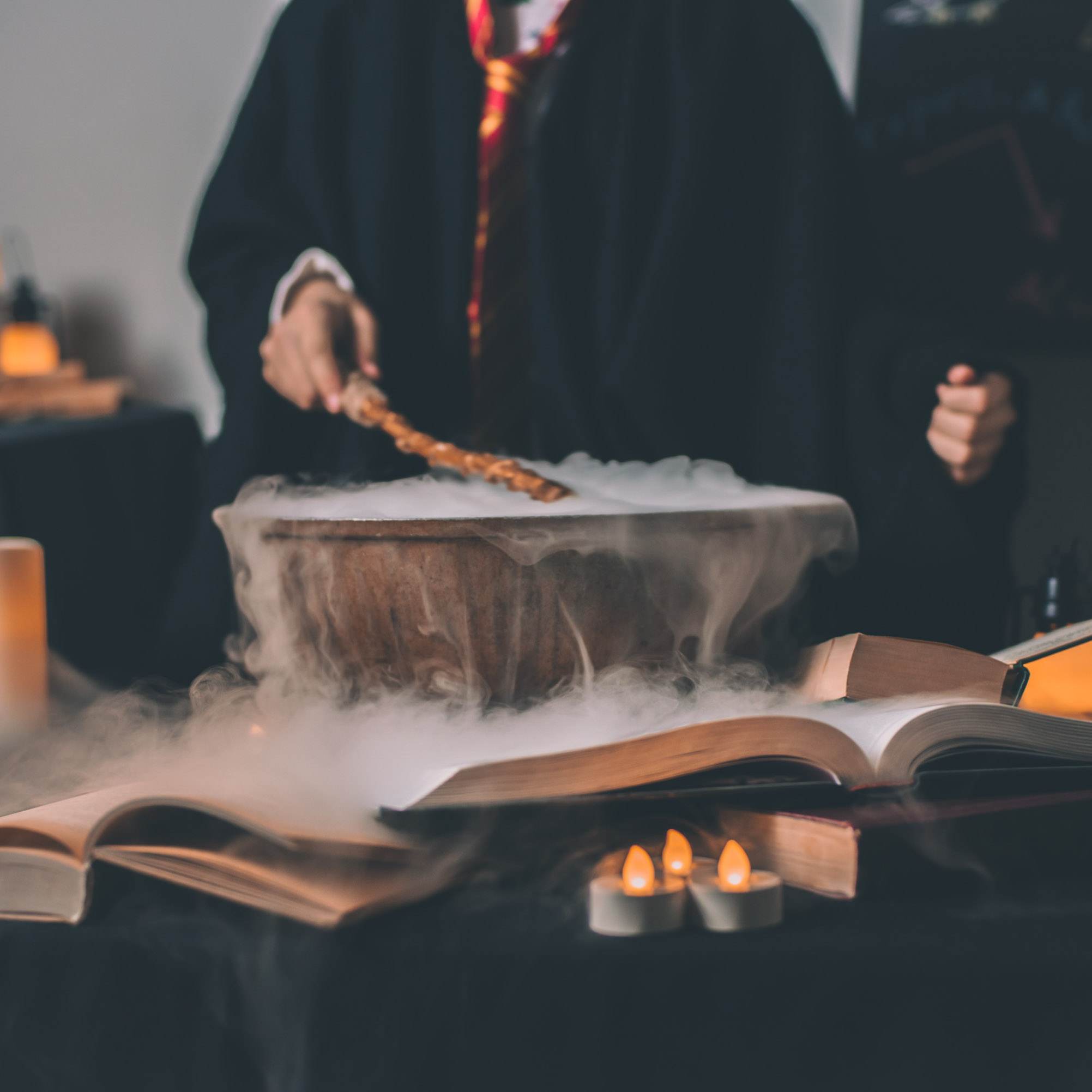 Die Mutter aller saugefährlichen Cocktail-Ideen: Trockeneis. Lasst es einfach, wenn ihr keine Verbrennungen riskieren wollt. Auch auf der Harry Potter-Party.