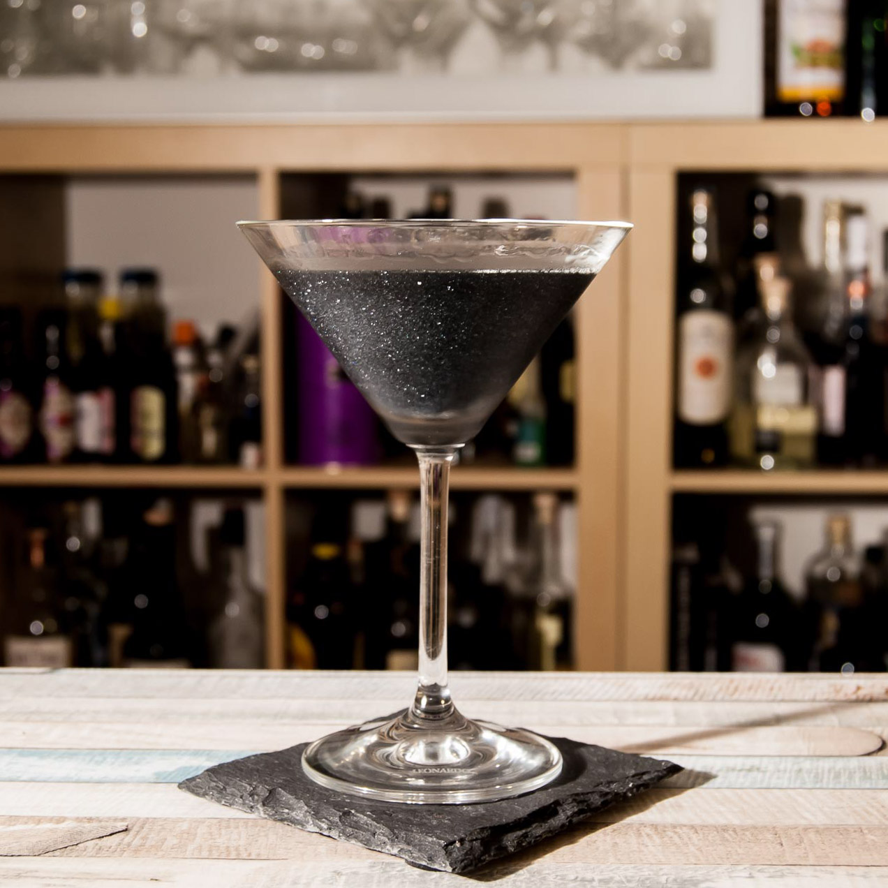 Der Black Magic Martini mit Aktivkohle und essbarem Glitzer.