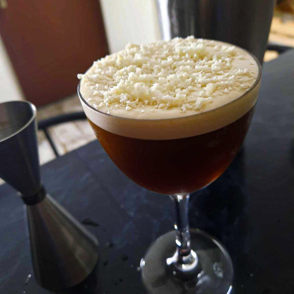 Unser eigener, nicht KI-generierter Parmesan-Espreso-Martini.