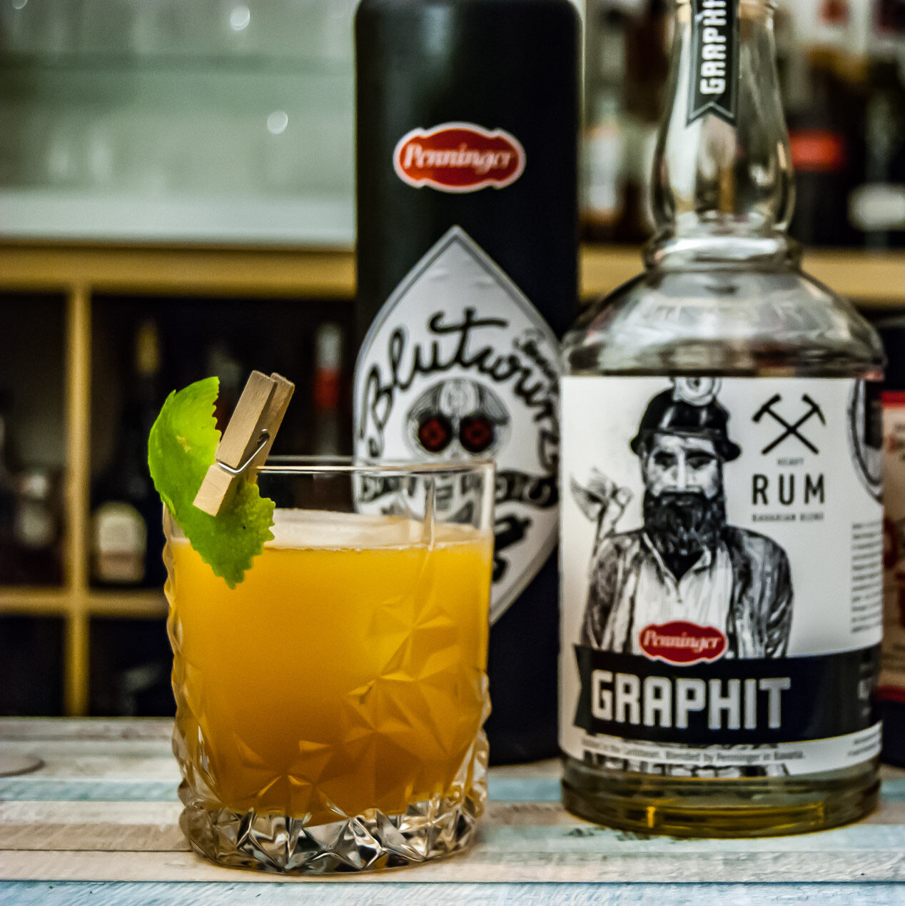 Der Codo Punch mit Graphit Rum, Blutwurz und Old Judge Falernum.