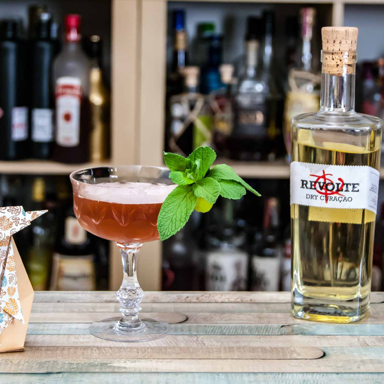 Revolte Dry Curaçao in einem Pengu Club Cocktail - unserem Tiki-eigentlich-schon-nicht-mehr-Twist auf den Pegu Club.